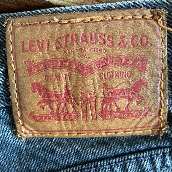 Levi black red tab jean shorts Sz 26 - Picture 5 of 5